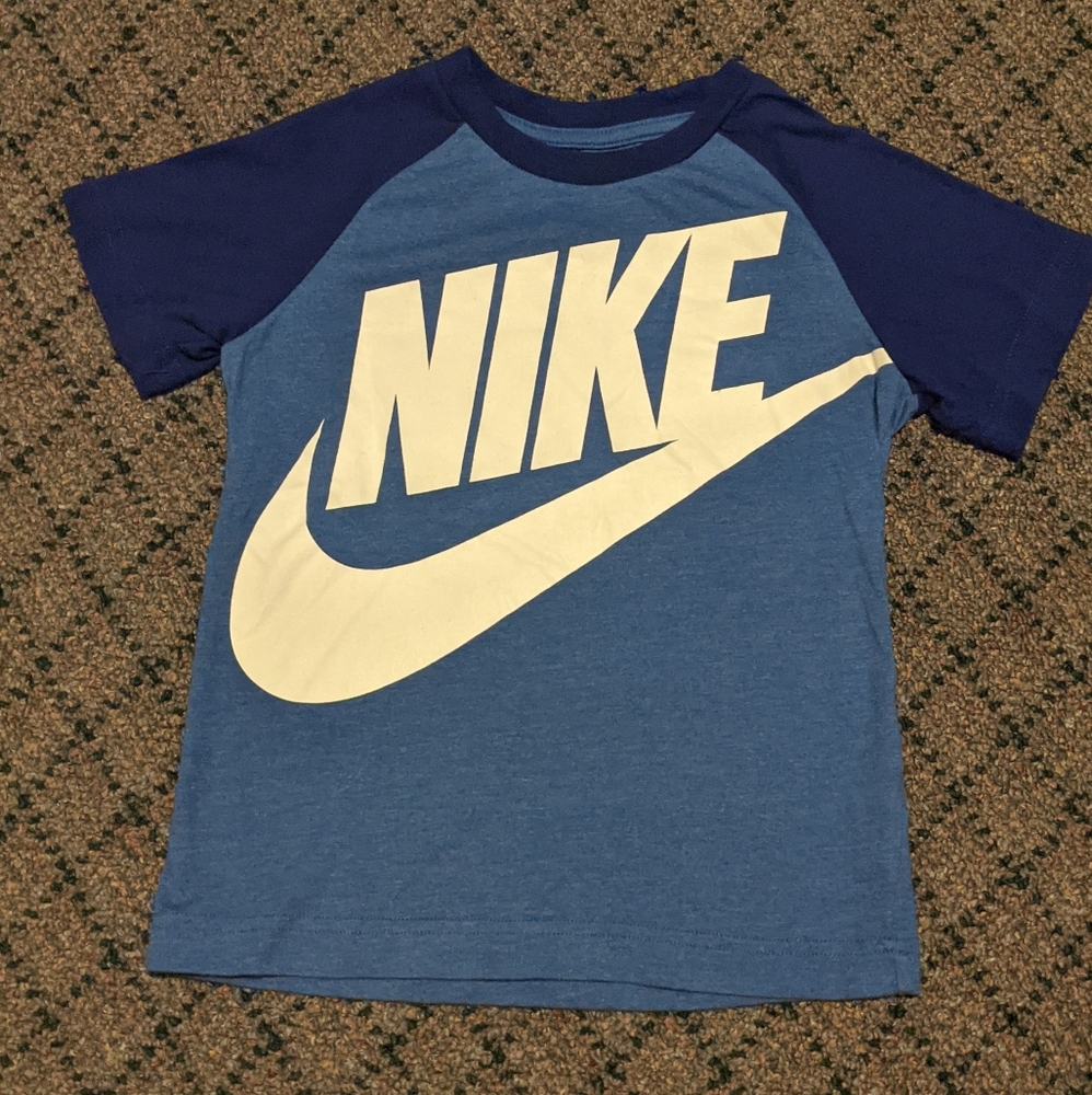 Nike youth Reglan short sleeved t-shirt sz 6Y